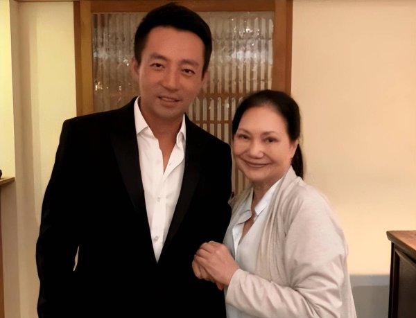 牛牛配 S妈控诉遗产分配不公：孩子房产都要看汪小菲态度